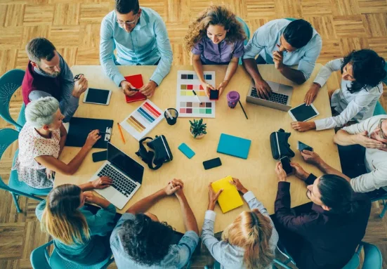 Equipo de trabajo colaborando